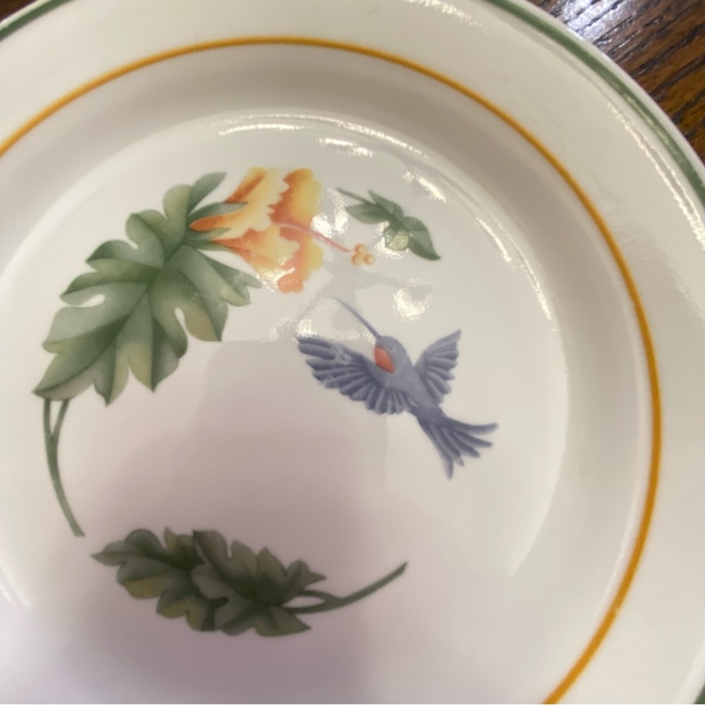 Set of three vintage Corelle hummingbird pattern saucers. - Picture 4 of 4